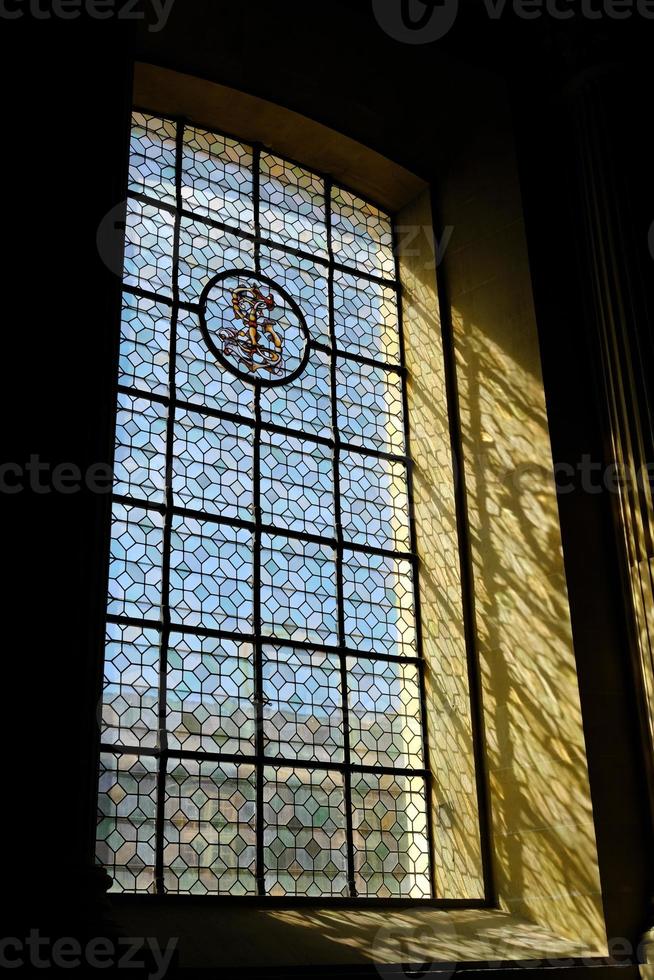 licht straal schijnend door de venster naar de hal van les invaliden, de leger museum en graf van Napoleon in Parijs, Frankrijk. foto