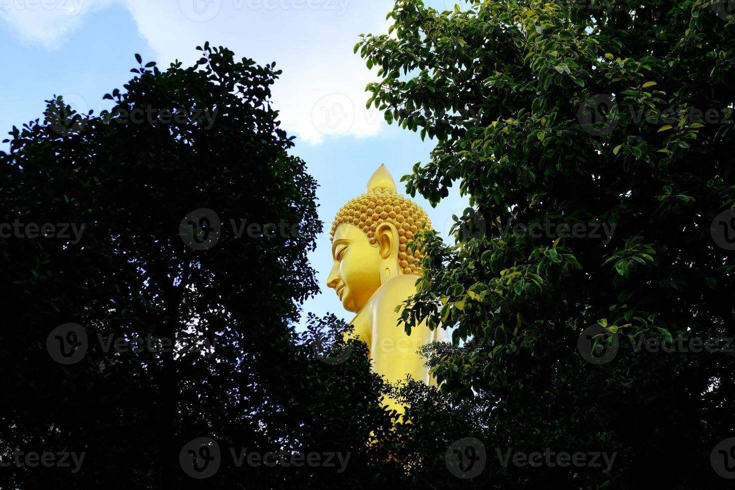 reusachtig gouden Boeddha beeld Bij wat paknam phra sri Charoen tempel waar is een beroemd mijlpaal van Bangkok, Thailand. foto