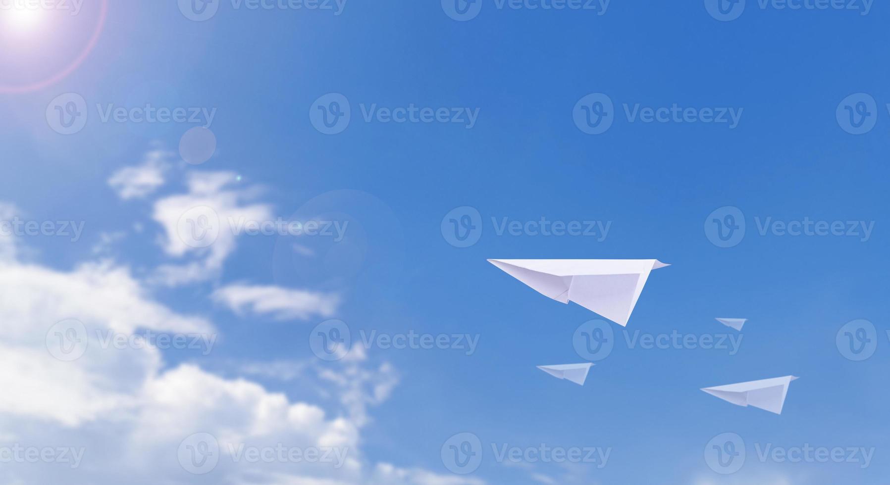 een papier vliegtuig is vliegend in de mooi Doorzichtig lucht. foto
