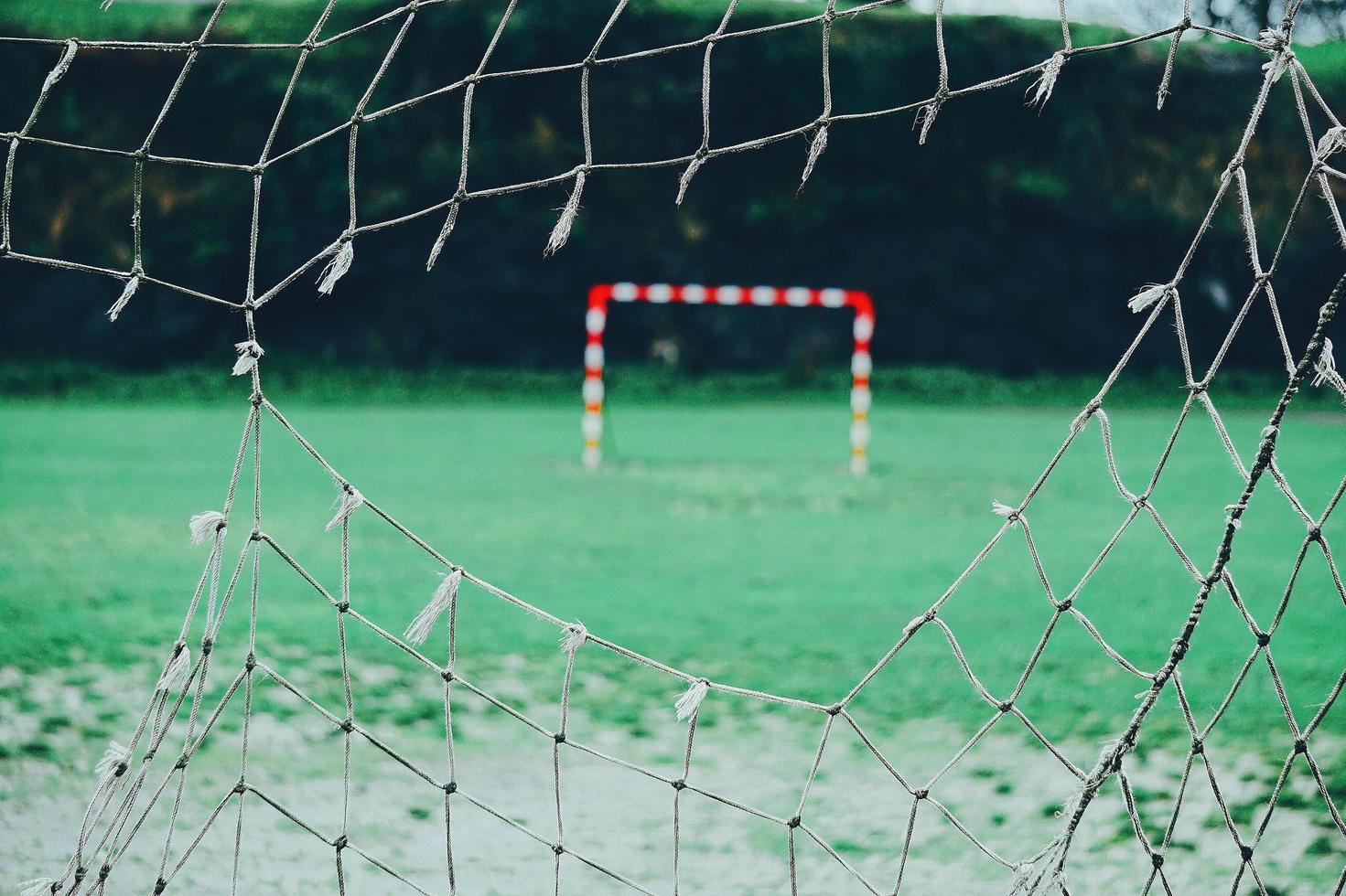 net gescheurd op voetbaldoel foto