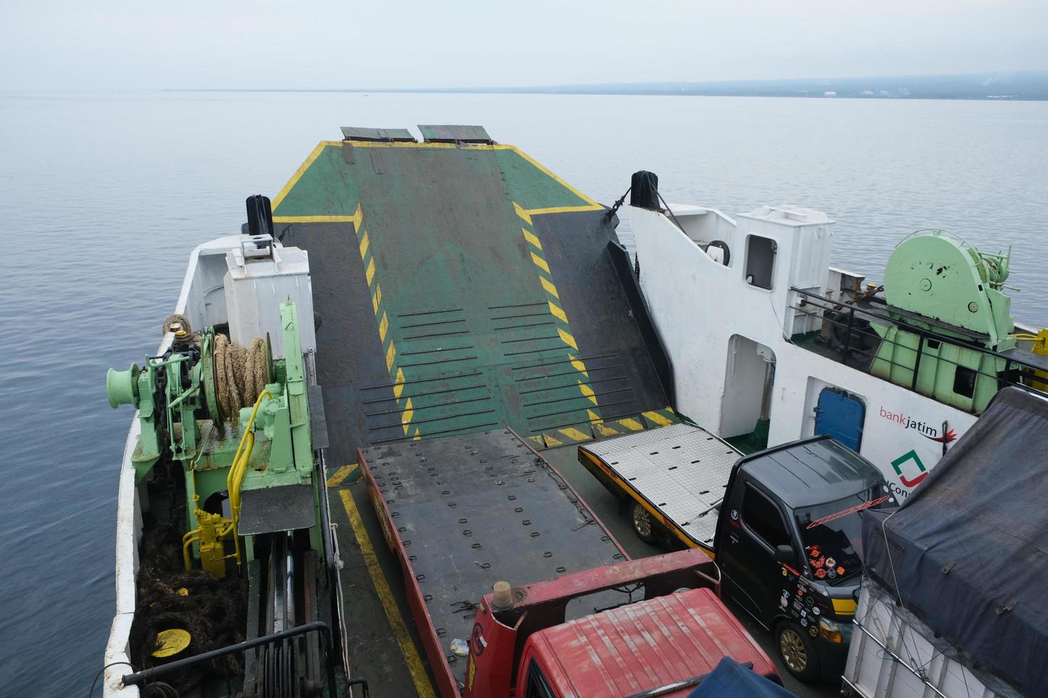 de atmosfeer van de Bali kruispunt veerboot voertuig dek vol van voertuigen foto