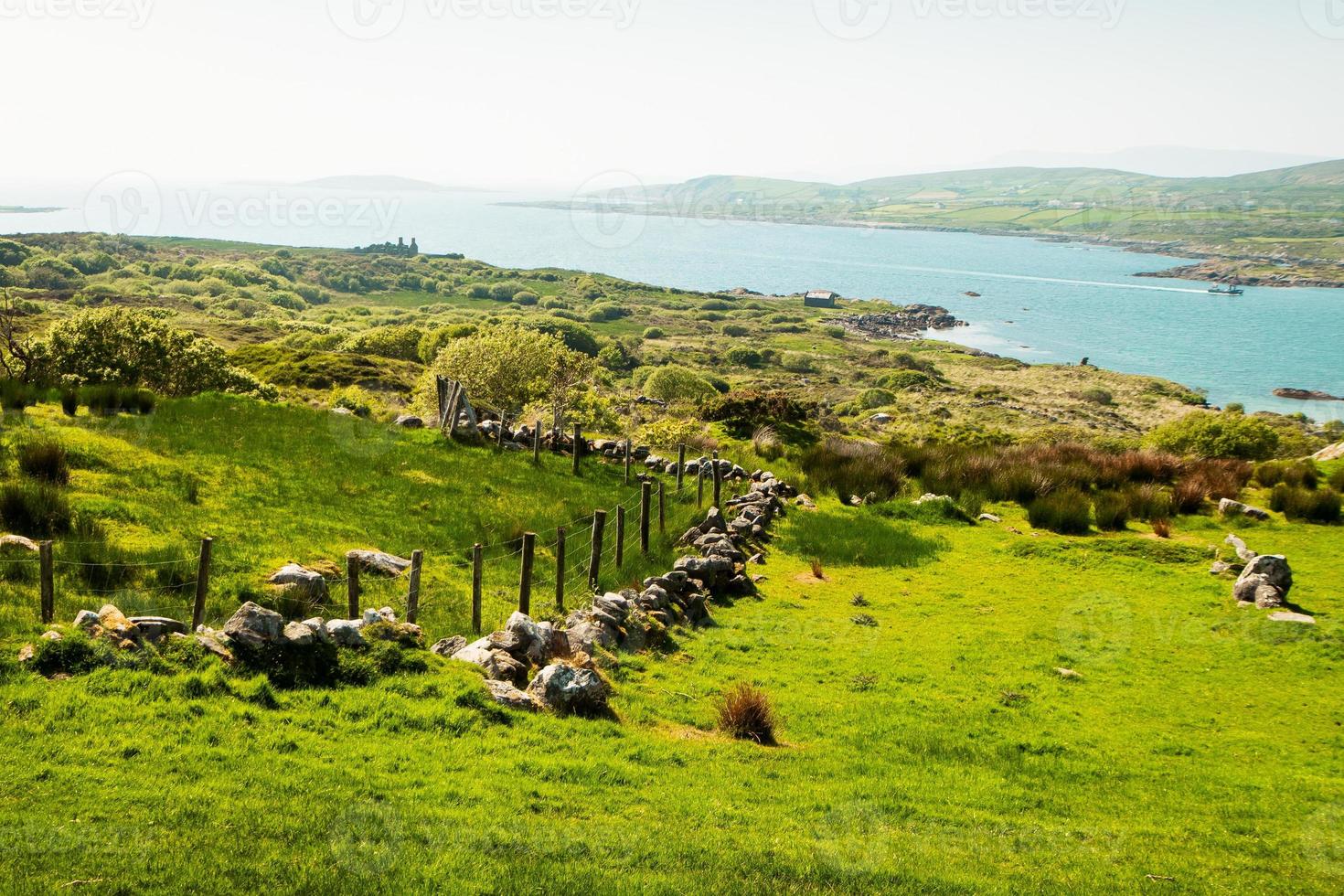 achil eiland kustlijn panorama met groen velden in voorjaar foto