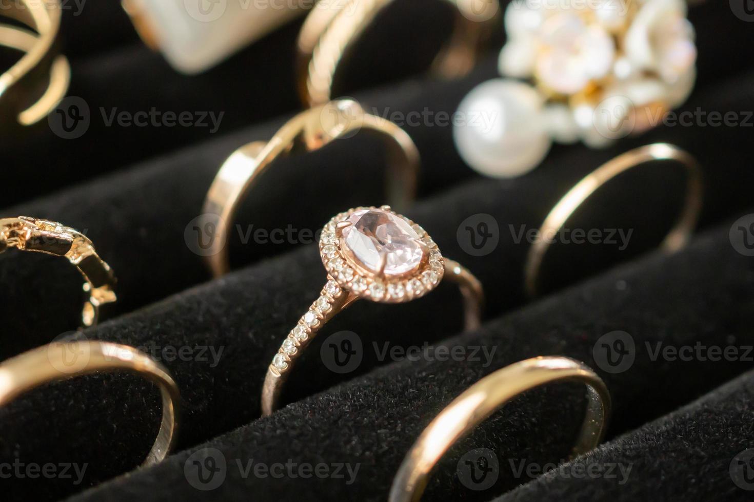 goud sieraden diamant ringen tonen in luxe kleinhandel op te slaan Scherm vitrine foto