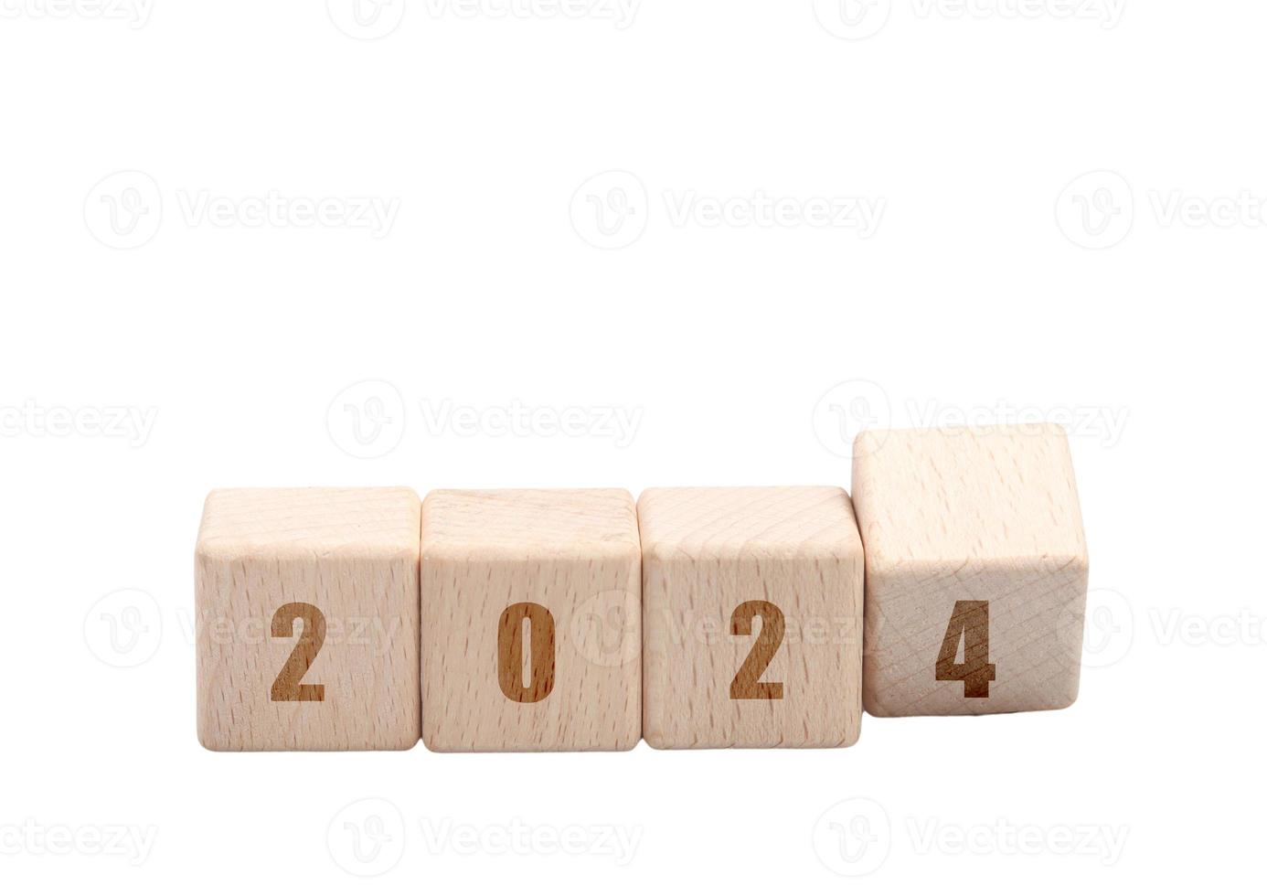 gelukkig nieuw jaar 2024, verticaal hout blokken kubus of plein met aantal 2024 Aan een wit achtergrond. foto