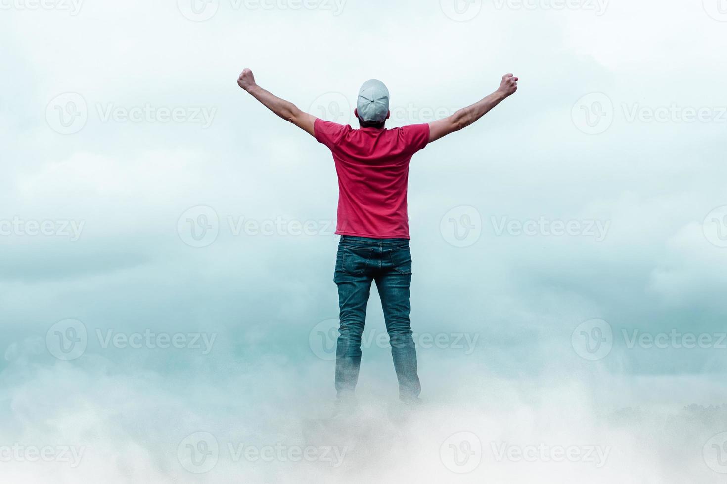 Mens portret gebaren in de lucht en wolken foto