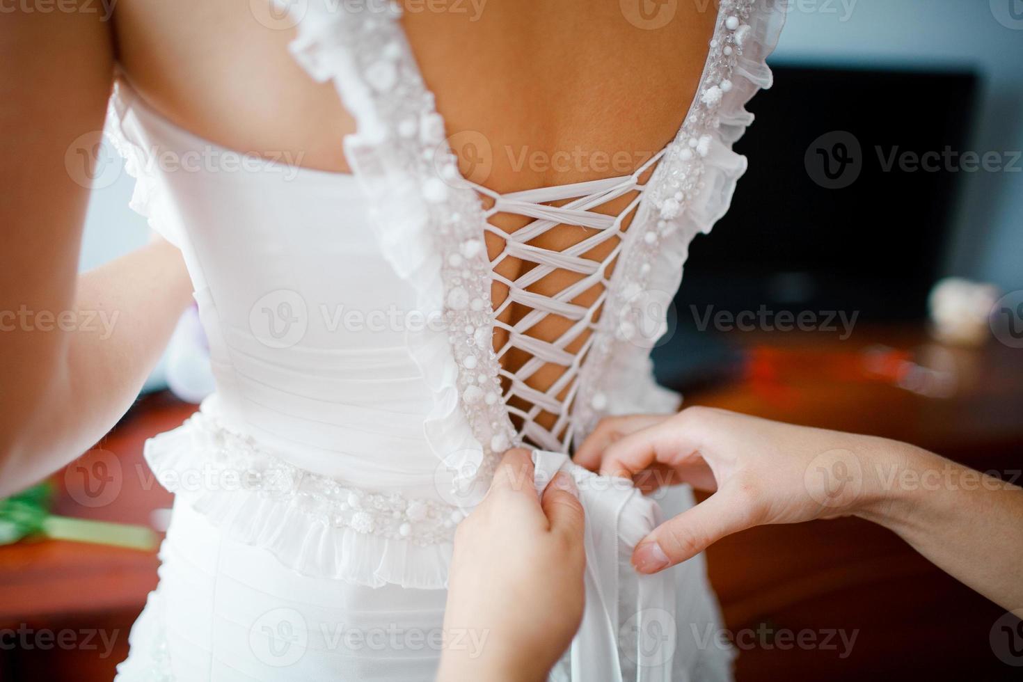bruidsmeisje banden wit bruiloft jurk foto
