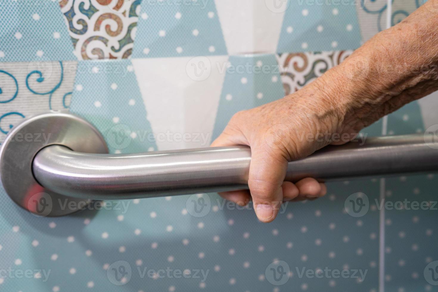 Aziatisch senior of ouderen oud dame vrouw geduldig gebruik toilet badkamer omgaan met veiligheid in verpleging ziekenhuis, gezond sterk medisch concept. foto