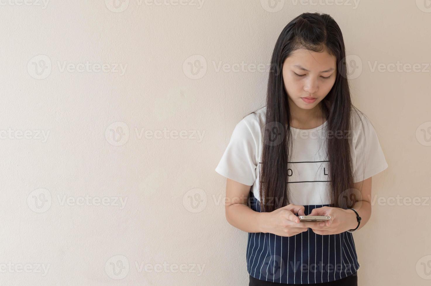 jong Aziatisch meisje met behulp van slimme telefoon foto