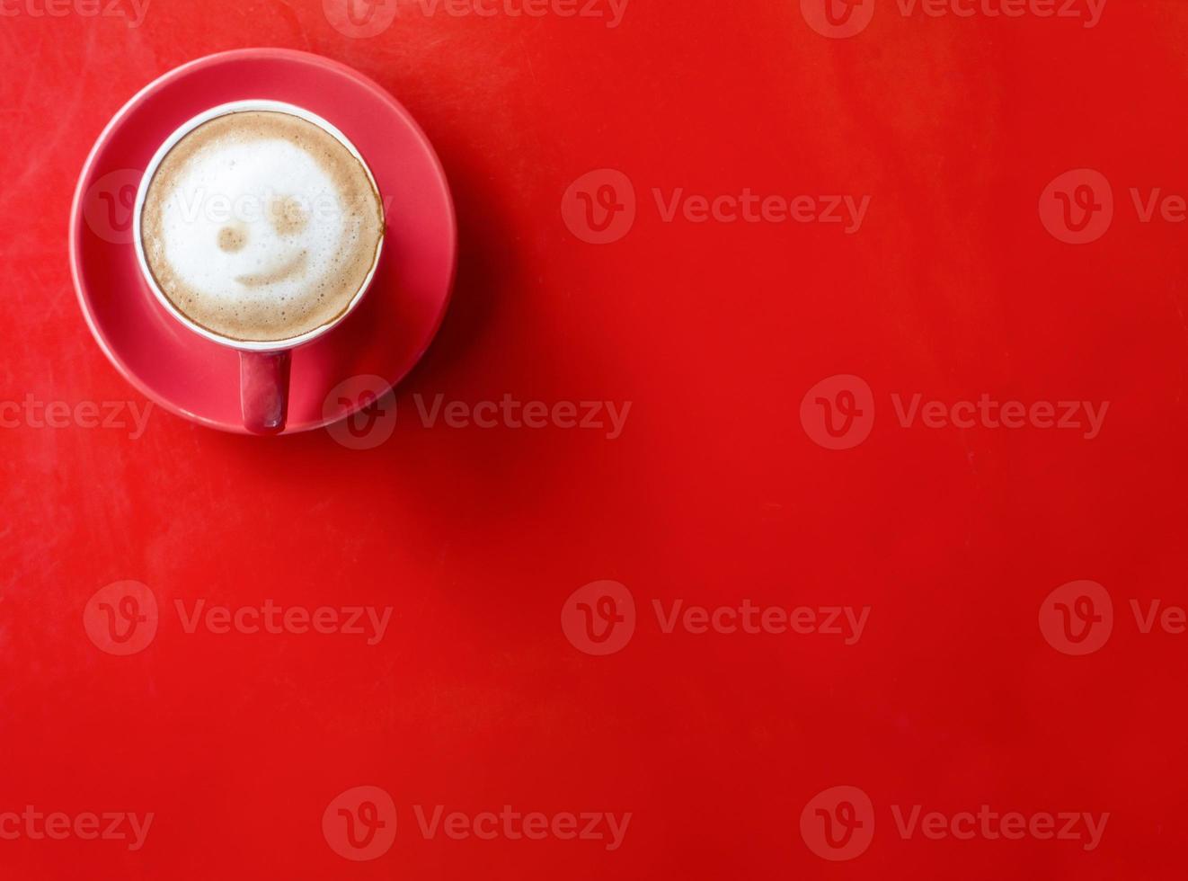 koffie rode kop op rode achtergrond foto