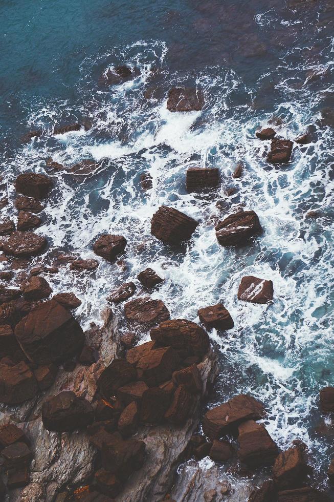 rotsen en golven aan de kust van bilbao, spanje foto