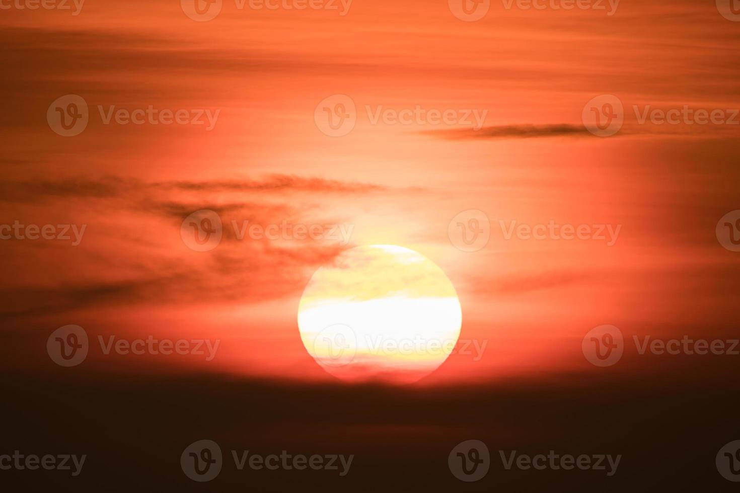 oranje zonsondergang en wolken foto