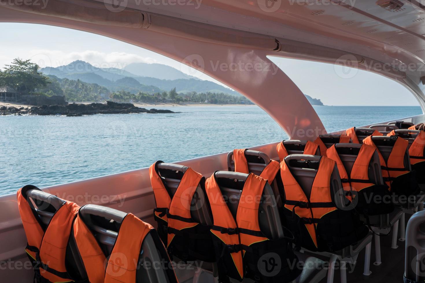 reddingsvesten op stoelen in een speedboot foto