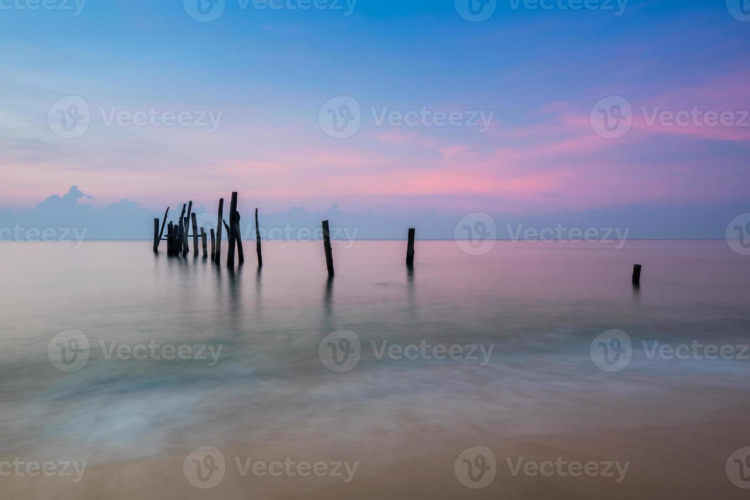 kleurrijke zonsopgang boven de oceaan foto