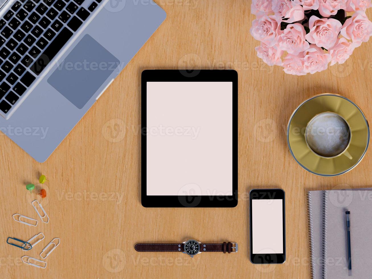 bespotten tablet en smartphone op de werkruimte van het tafelblad foto
