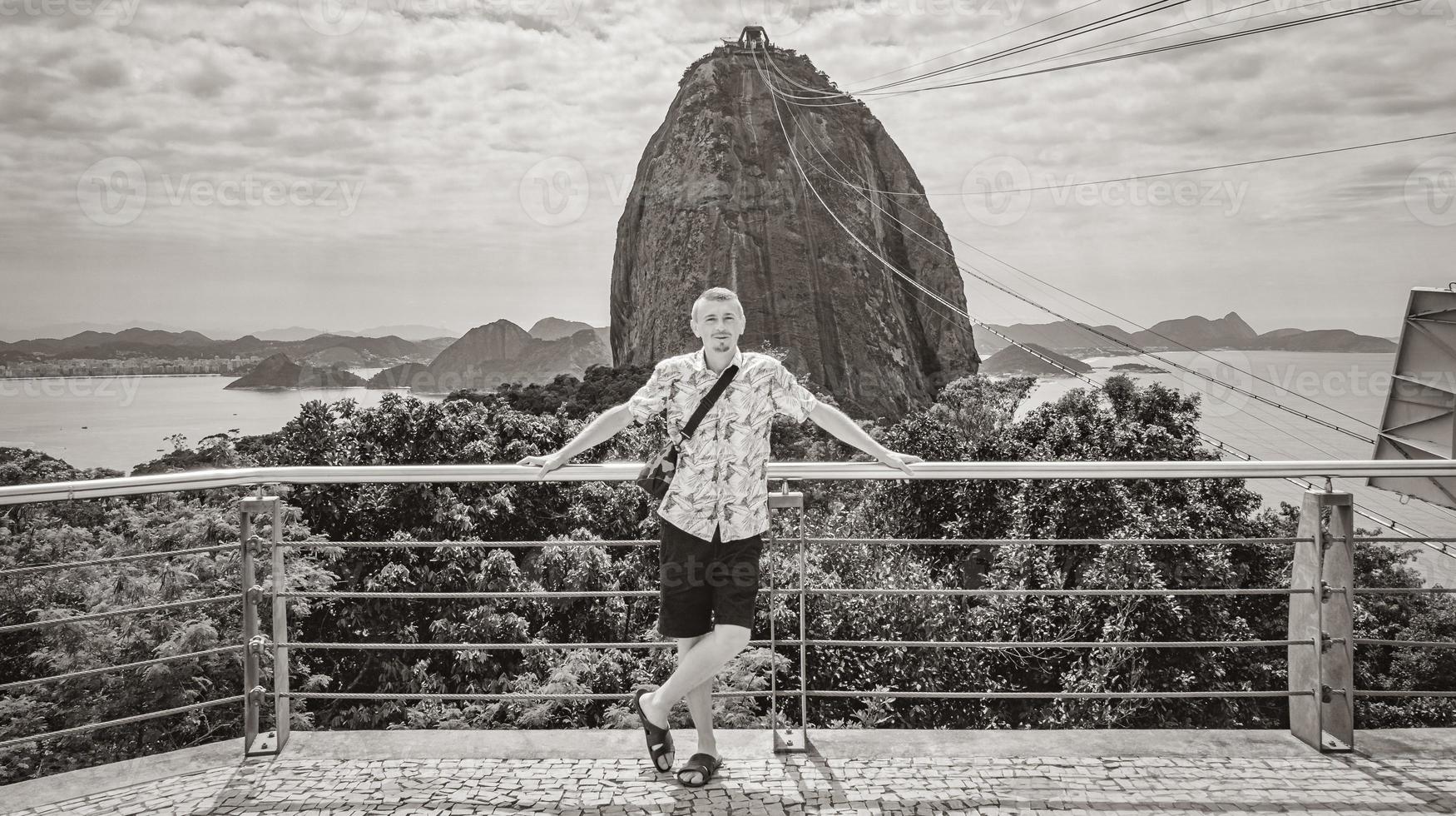 toeristische reiziger poseert op suikerbroodberg rio de janeiro brazilië. foto