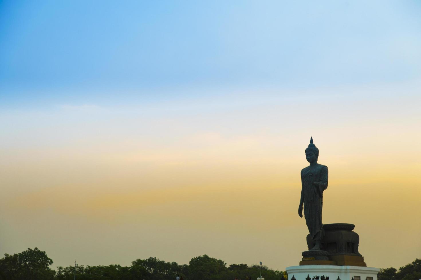 Boeddhabeeld in Thailand bij zonsondergang foto