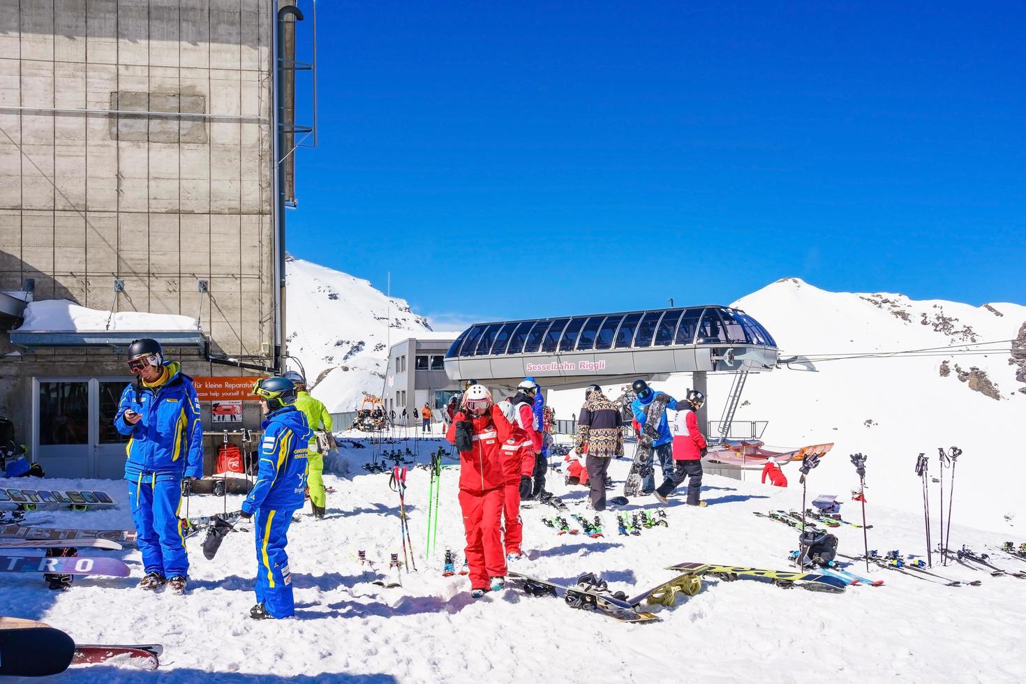 skiërs in de Zwitserse Alpen in Murren, Zwitserland foto