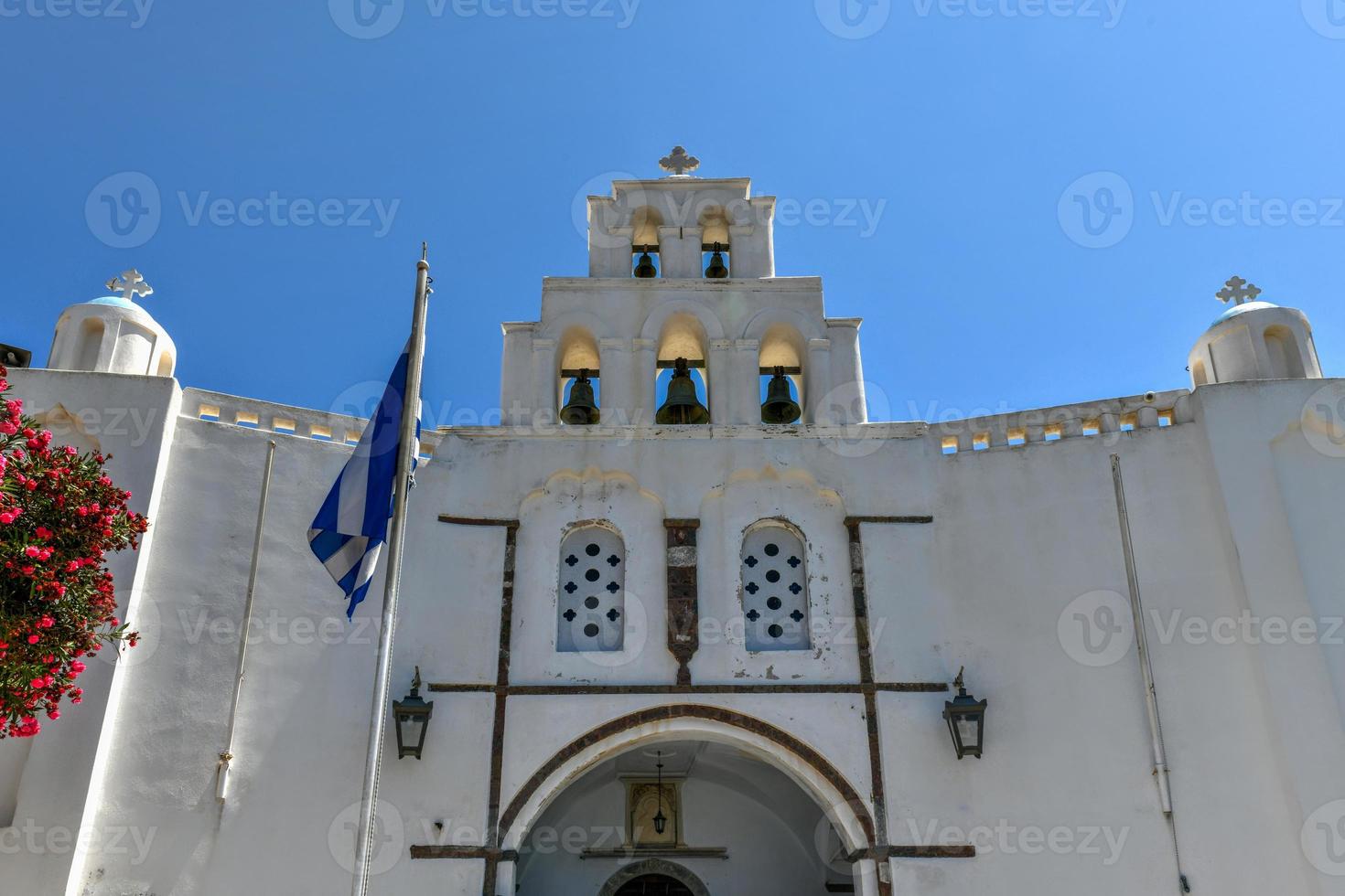 veronderstelling van de maagd Maria heilig orthodox kerk in Pyrgos, santorini, Griekenland. foto