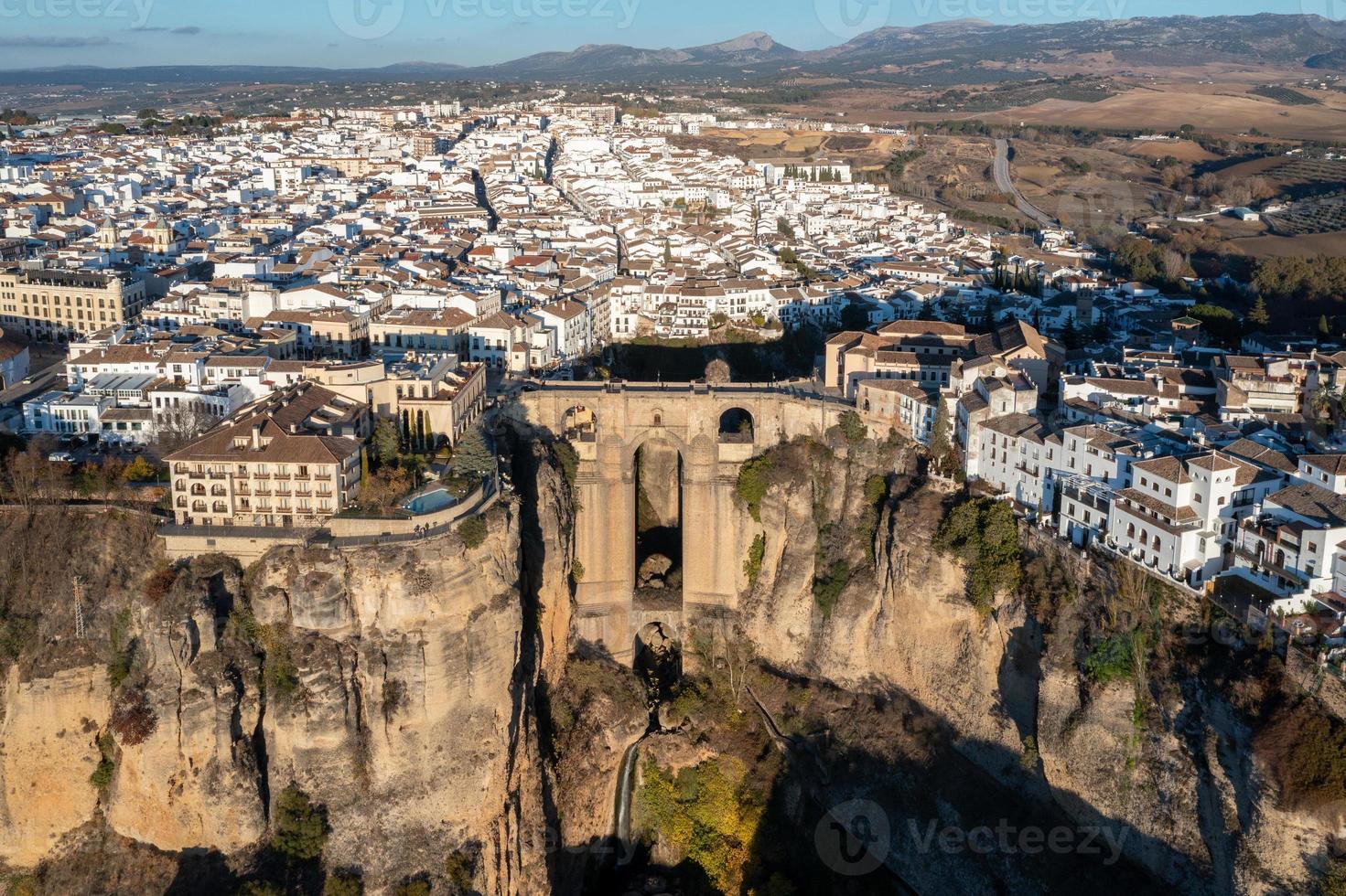 rotsachtig landschap van ronda stad met puente nuevo brug en gebouwen, Andalusië, Spanje foto