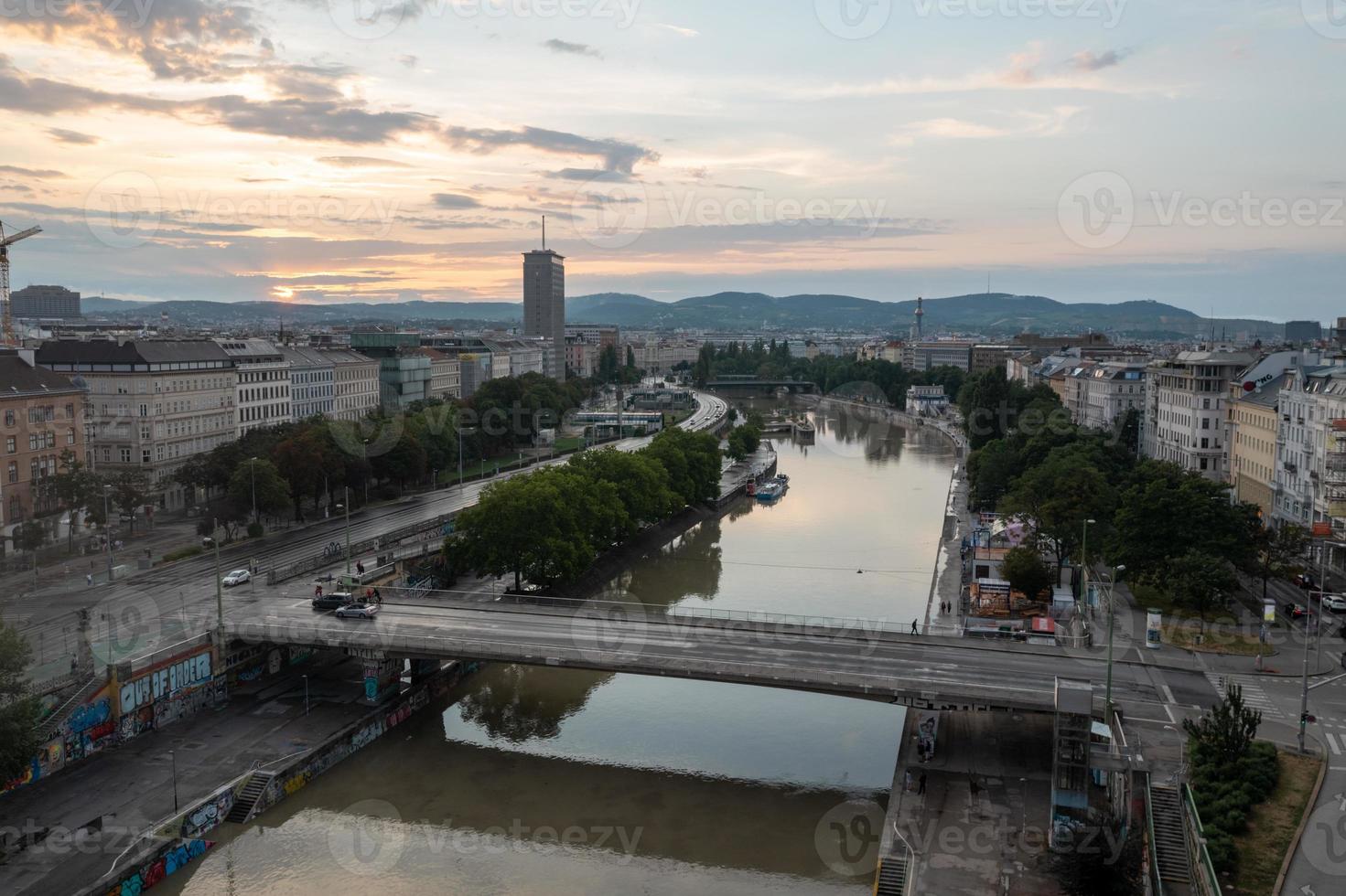 Wenen, Oostenrijk - jul 18, 2021, visie van de Donau kanaal en Wenen horizon in Wenen, Oostenrijk foto