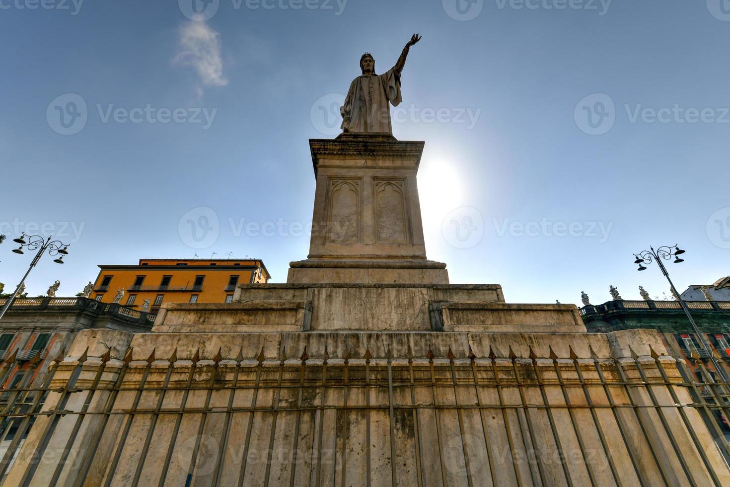 standbeeld van dante alighieri in piazza dante in Napels, Italië. foto
