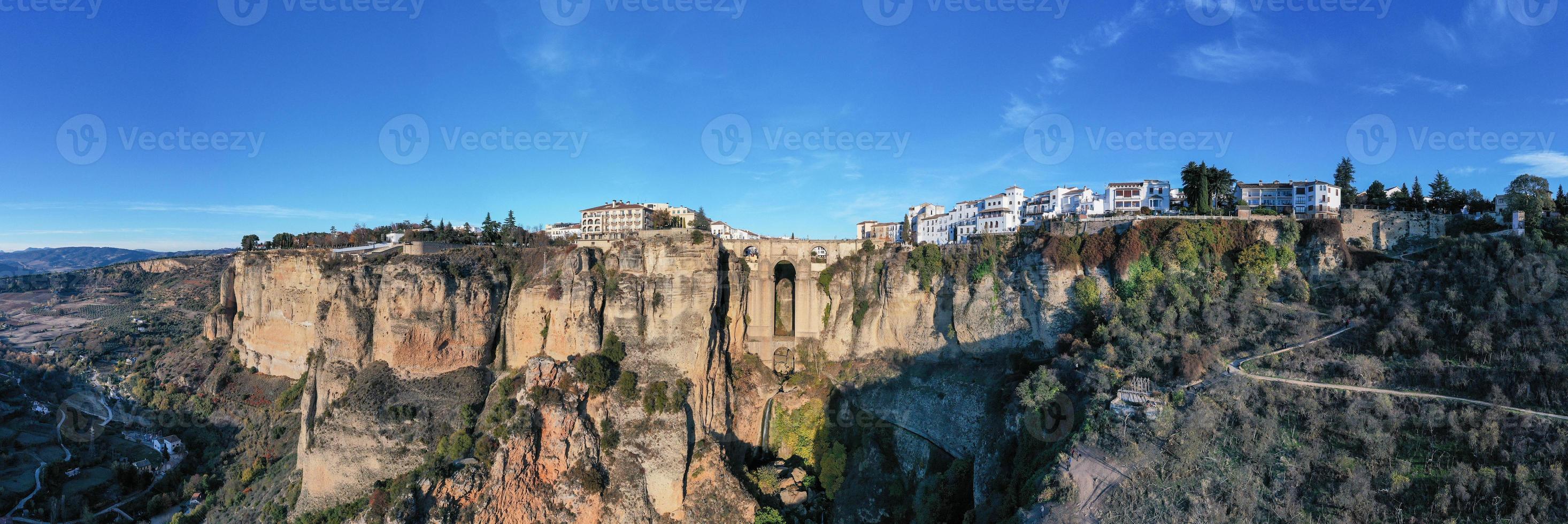 rotsachtig landschap van ronda stad met puente nuevo brug en gebouwen, Andalusië, Spanje foto