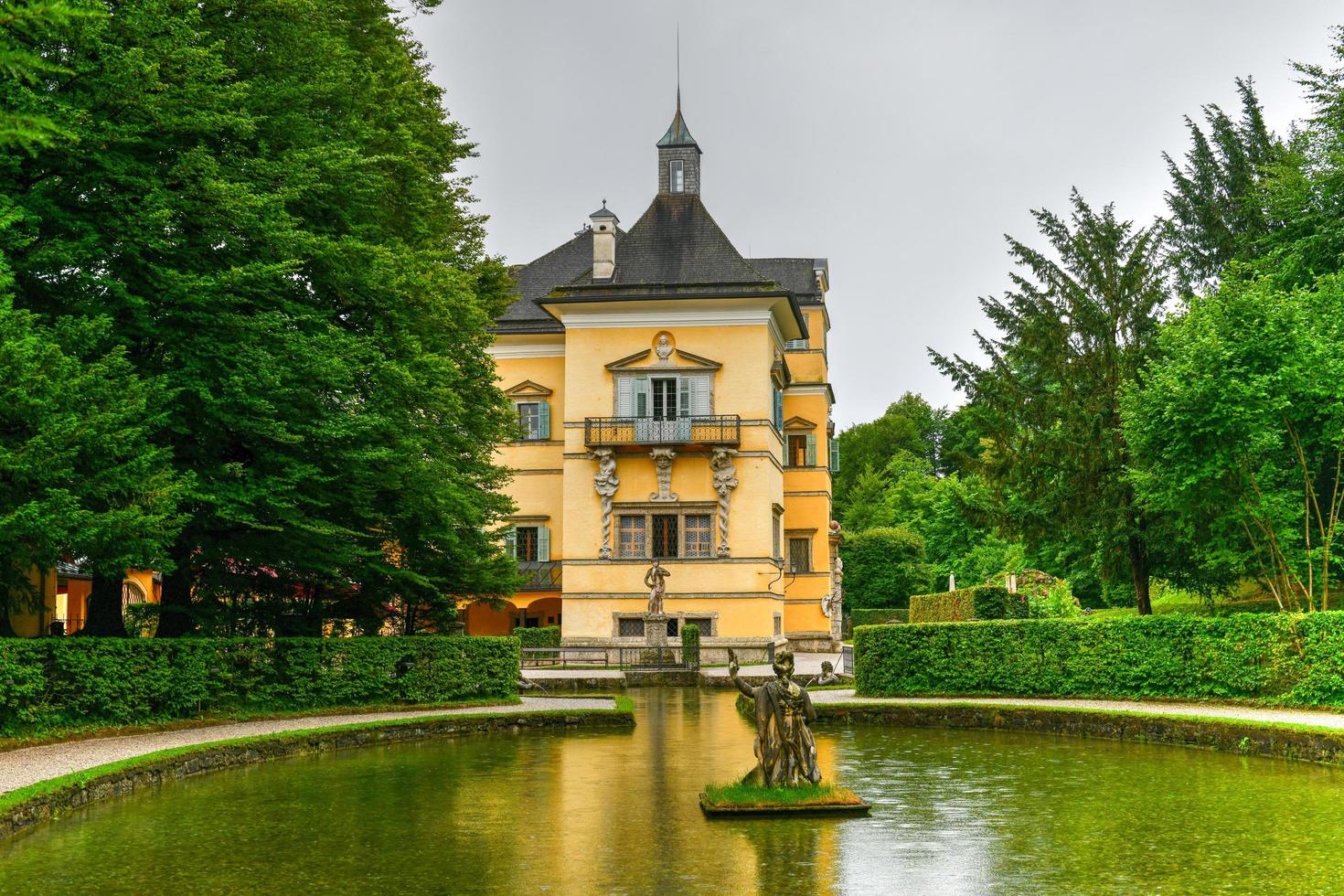 Wenen, Oostenrijk - jul 11, 2021, hellbrunn paleis, een vroeg barok villa van vorstelijk maat, in de buurt morgen, een zuidelijk wijk van de stad van salzburg, Oostenrijk. foto