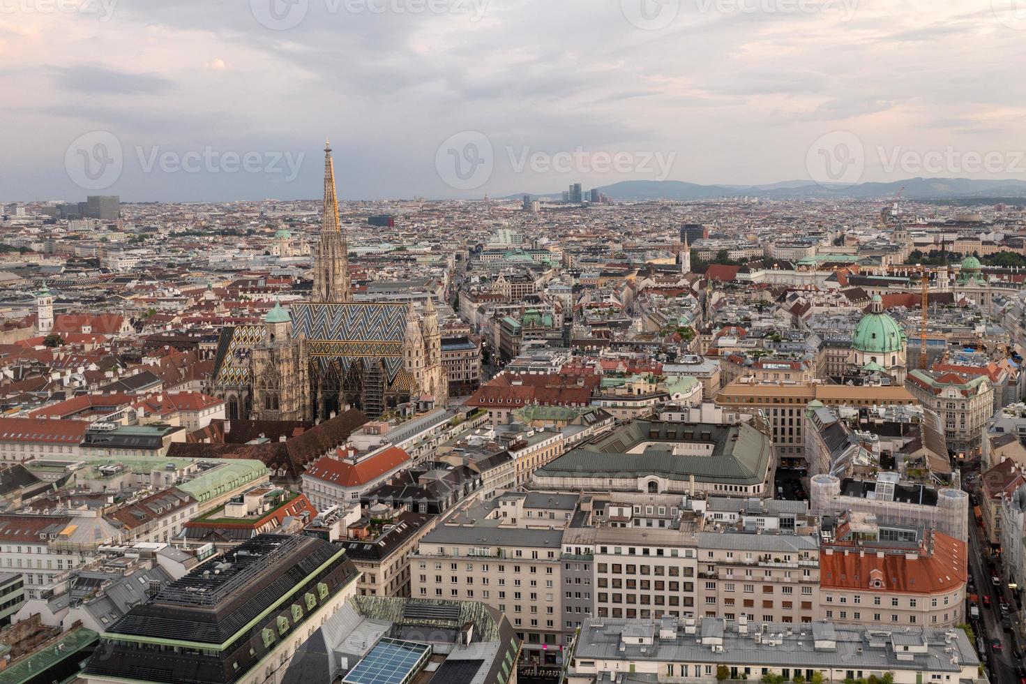 Wenen, Oostenrijk - jul 18, 2021, visie van de Wenen horizon met st. stephen's kathedraal Wenen, Oostenrijk foto