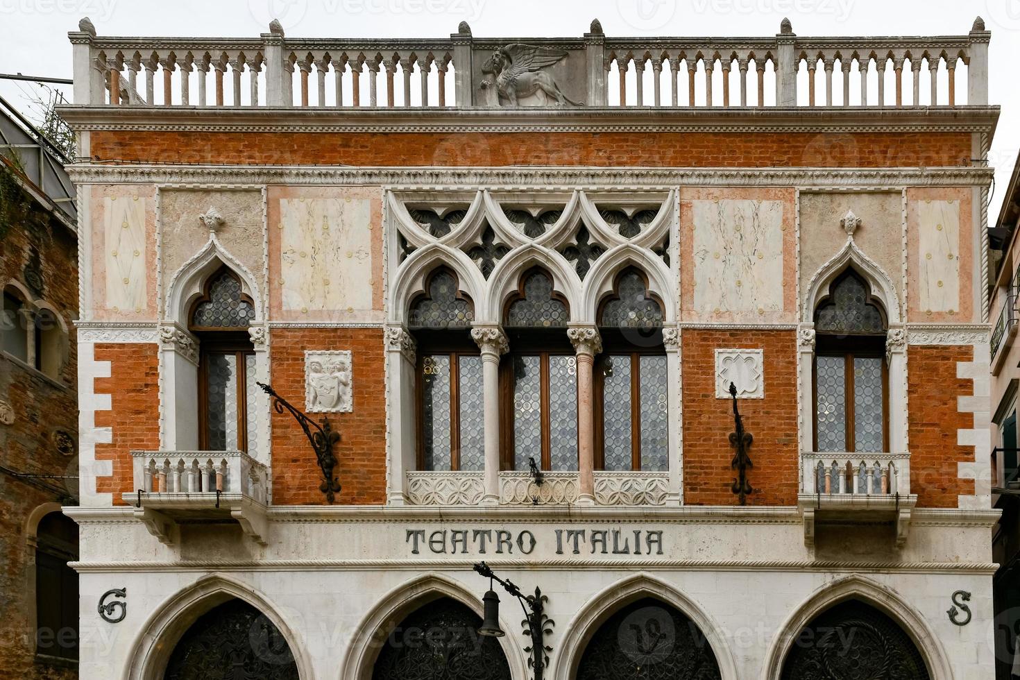 de voormalig teatro italia - Italiaans theater - in cannaregio wijk in Venetië, Italië. foto