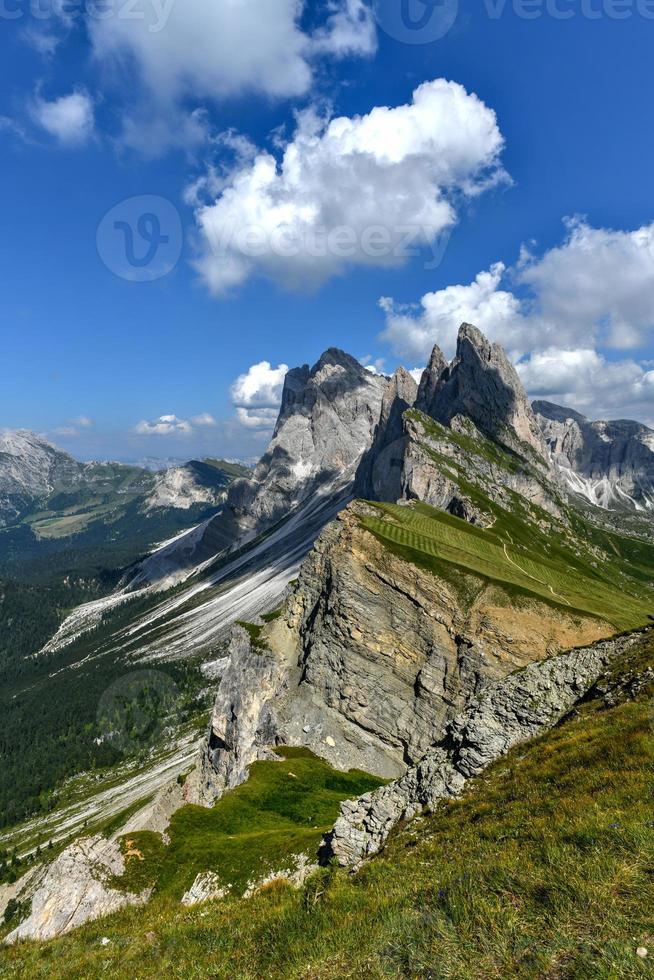 ochtend- visie van de tuina vallei in dolomiet bergen. plaats puez-geisler nationaal park, seceda piek, Italië, Europa. odle groep is de mijlpaal van val di funes. foto