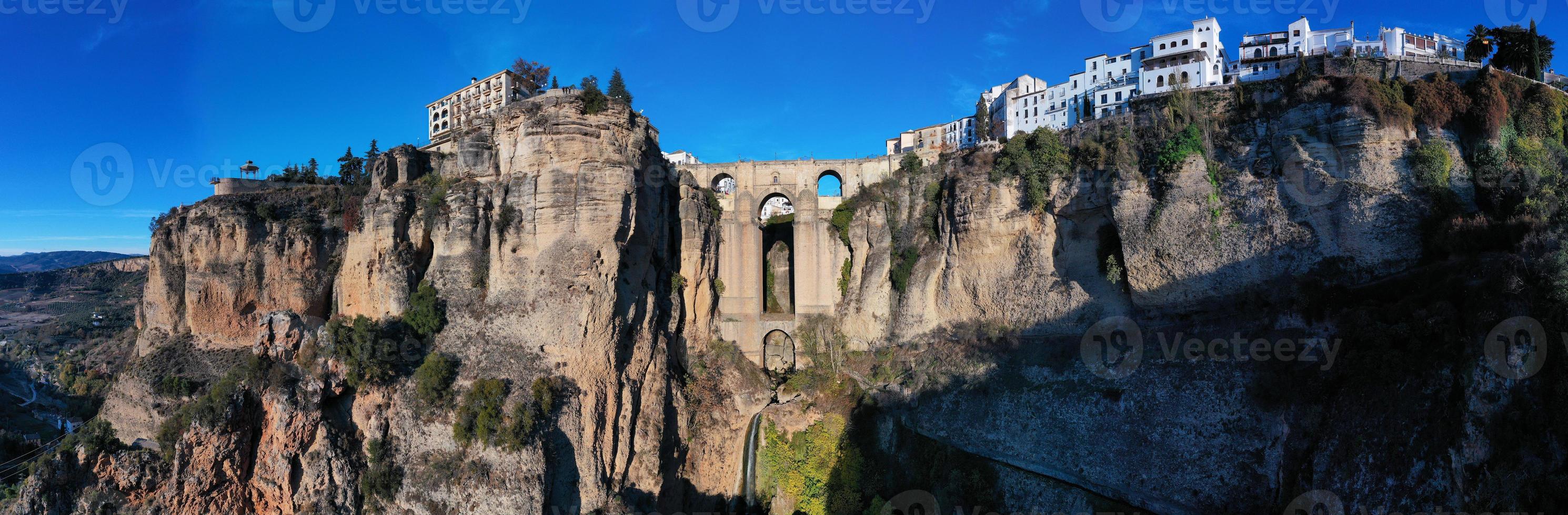 rotsachtig landschap van ronda stad met puente nuevo brug en gebouwen, Andalusië, Spanje foto