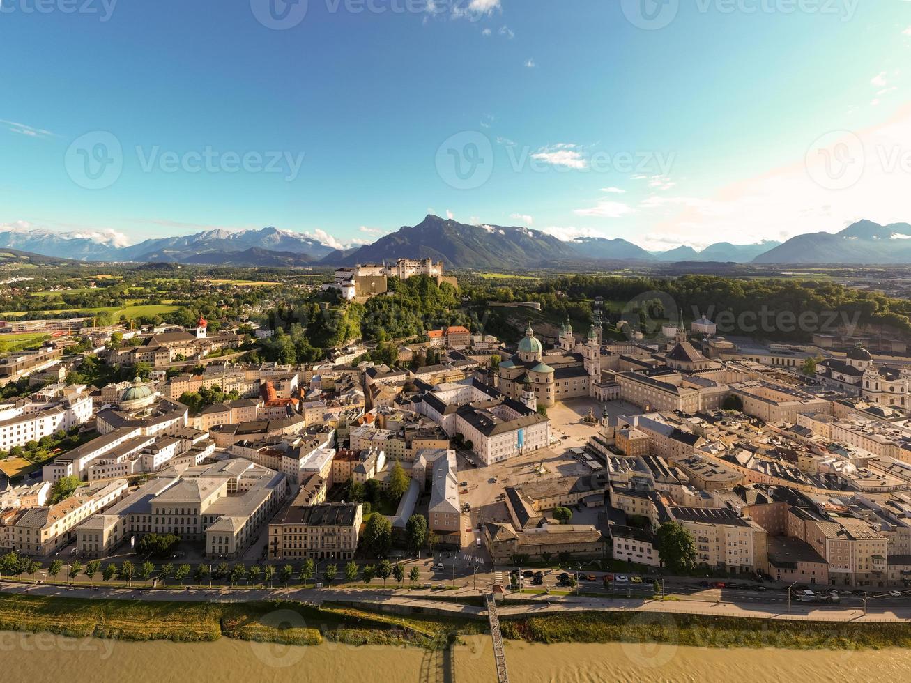 mooi visie van Salzburg horizon met festung Hohensalzburg in de zomer - salzburg, salzburger land, Oostenrijk. foto