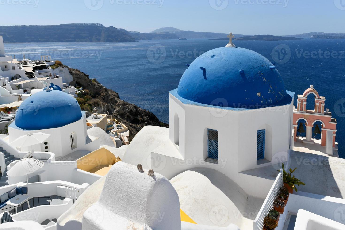 de heilige spyridon heilig orthodox kerk Aan de Grieks eiland van Santorini. foto