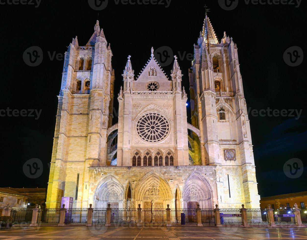 hoofd gotisch facade van leon kathedraal in de avond, Spanje foto