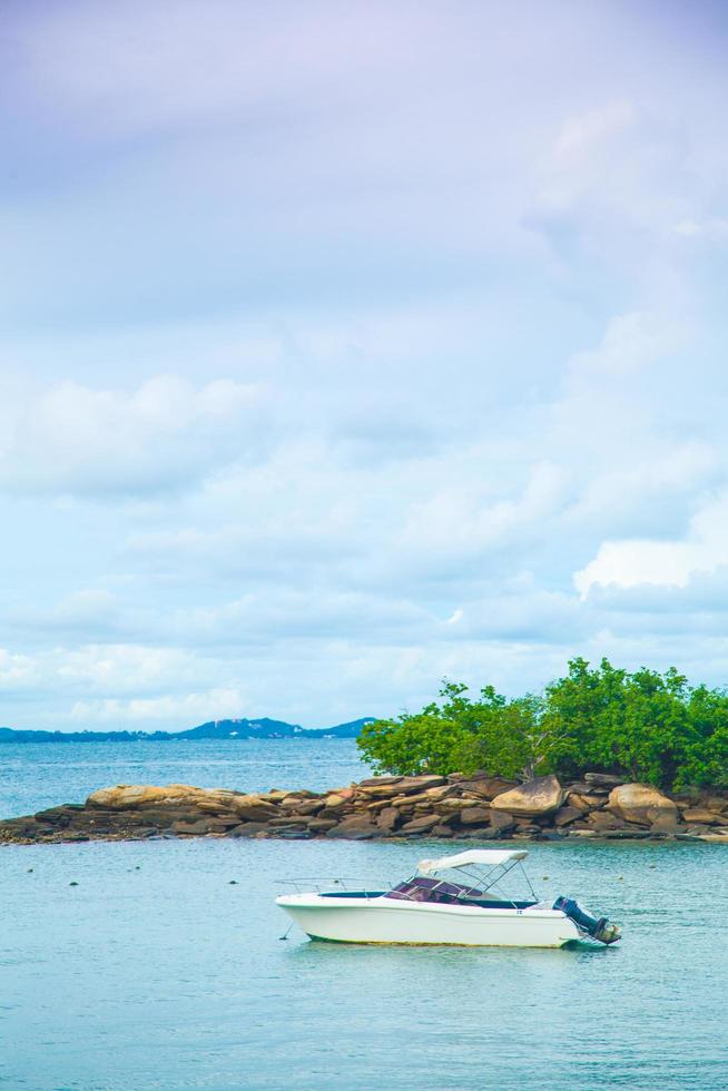 boot afgemeerd op zee in Thailand foto