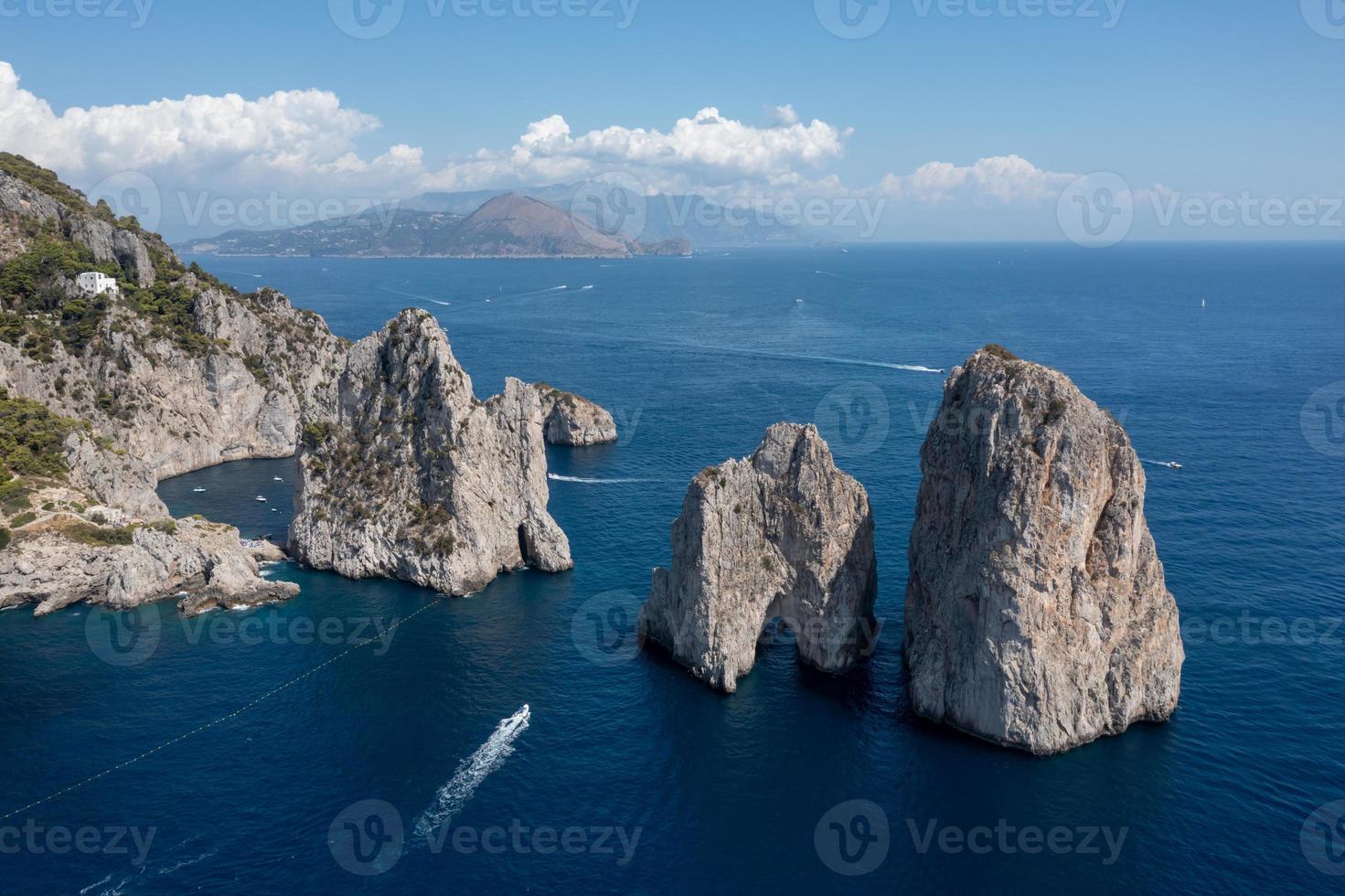 capri eiland Aan een mooi zomer dag langs de amalfi kust in Italië foto