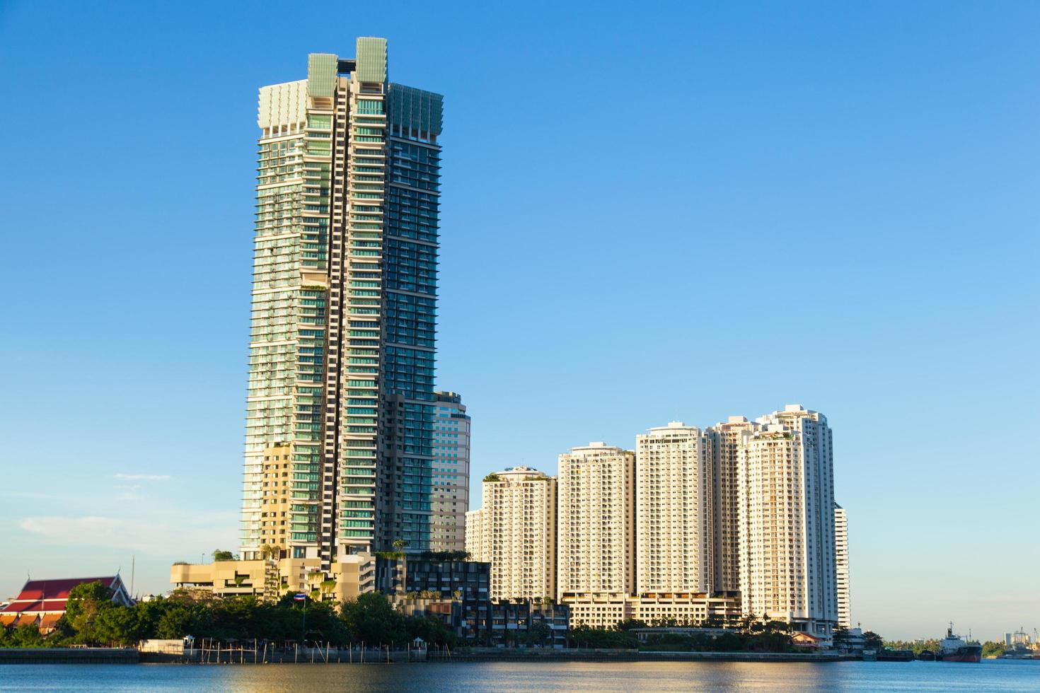 flatgebouwen en wolkenkrabber in bangkok, thailand. foto