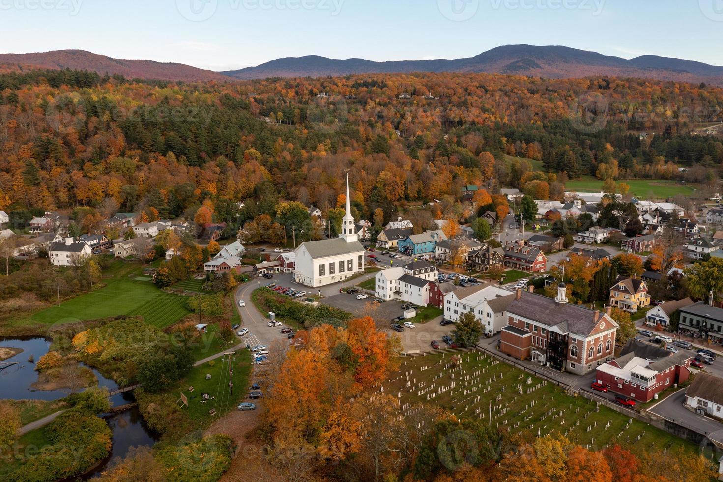 opbergen, Vermont - okt 12, 2021, wit gemeenschap kerk in de beroemd ski stad- van stowe in Vermont gedurende de val. foto