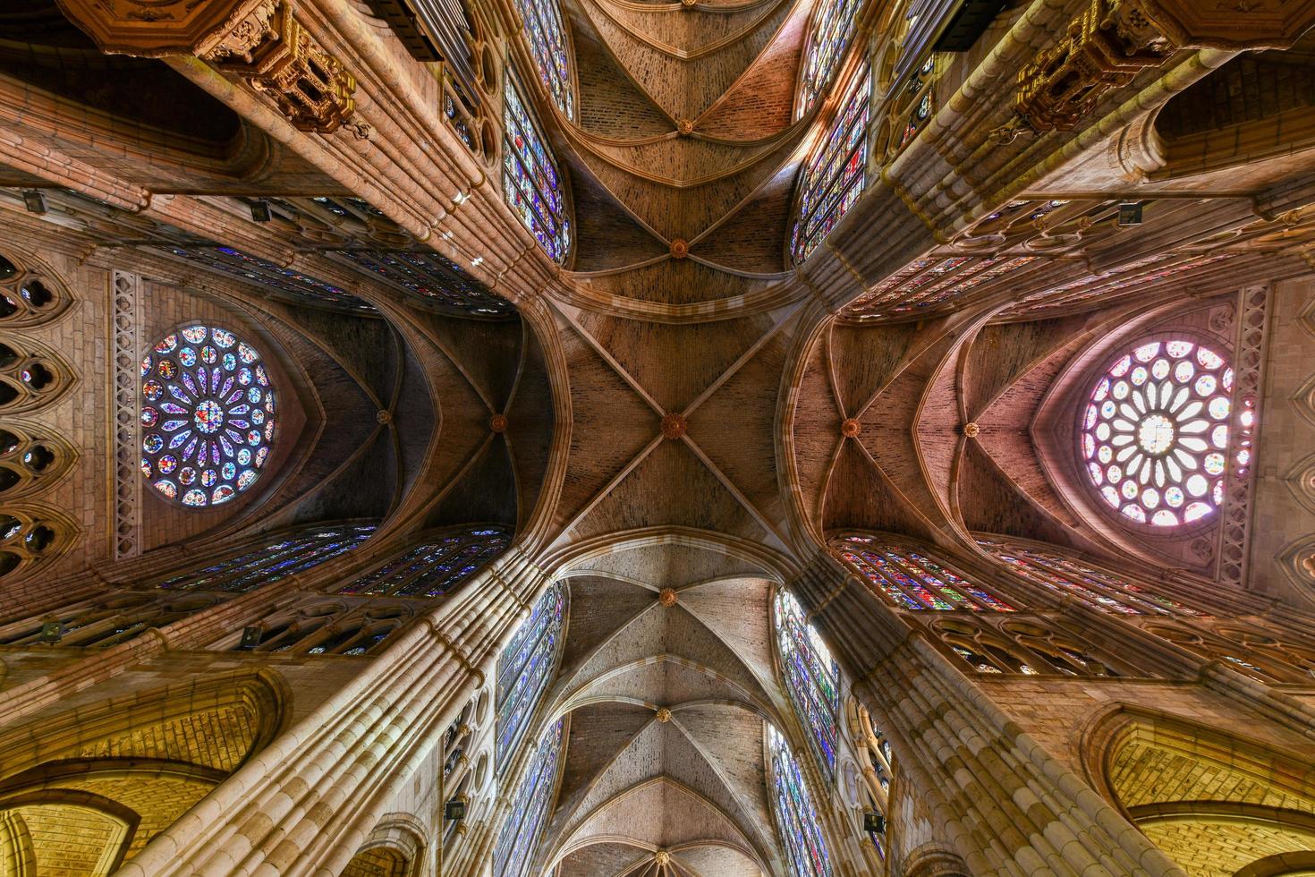leon, Spanje - nov 22, 2021, gotisch interieur van leon kathedraal in leon, Spanje. foto
