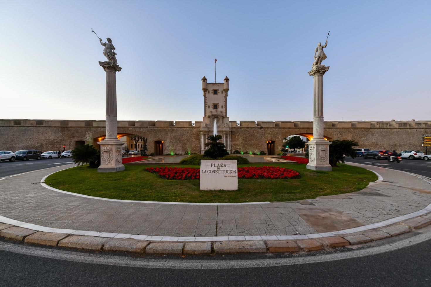 cadiz, Spanje - dec 5, 2021, muur van aarde in de plein van de grondwet in cadiz, Spanje. foto