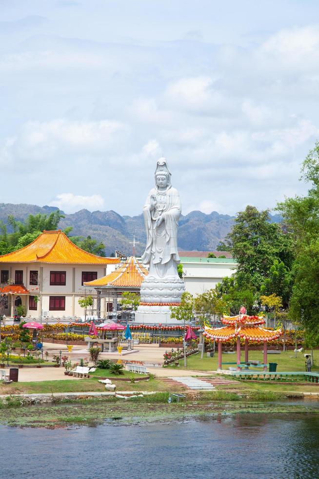 guan yin standbeeld in thailand foto