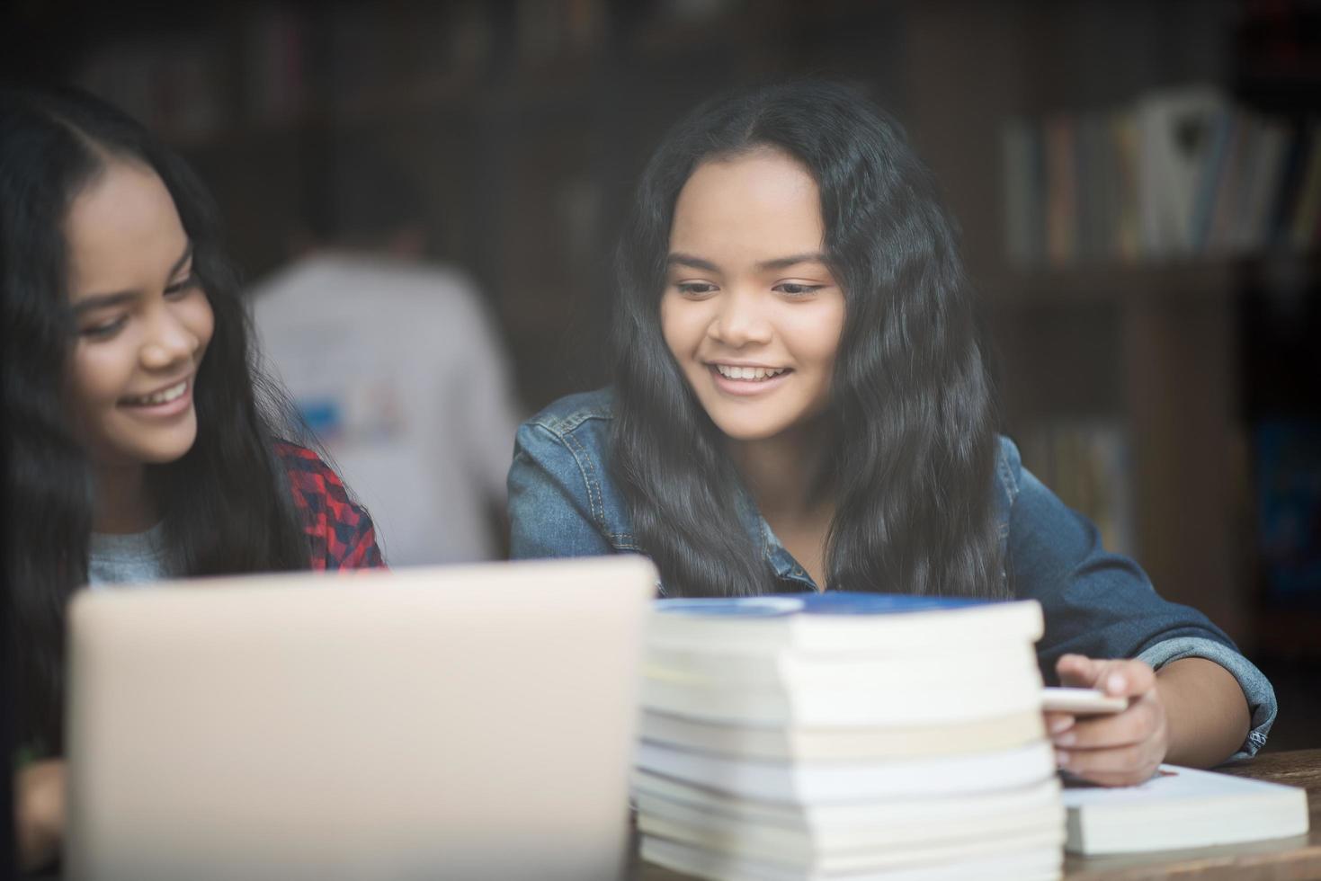 groep gelukkige studentenvrienden in een café foto