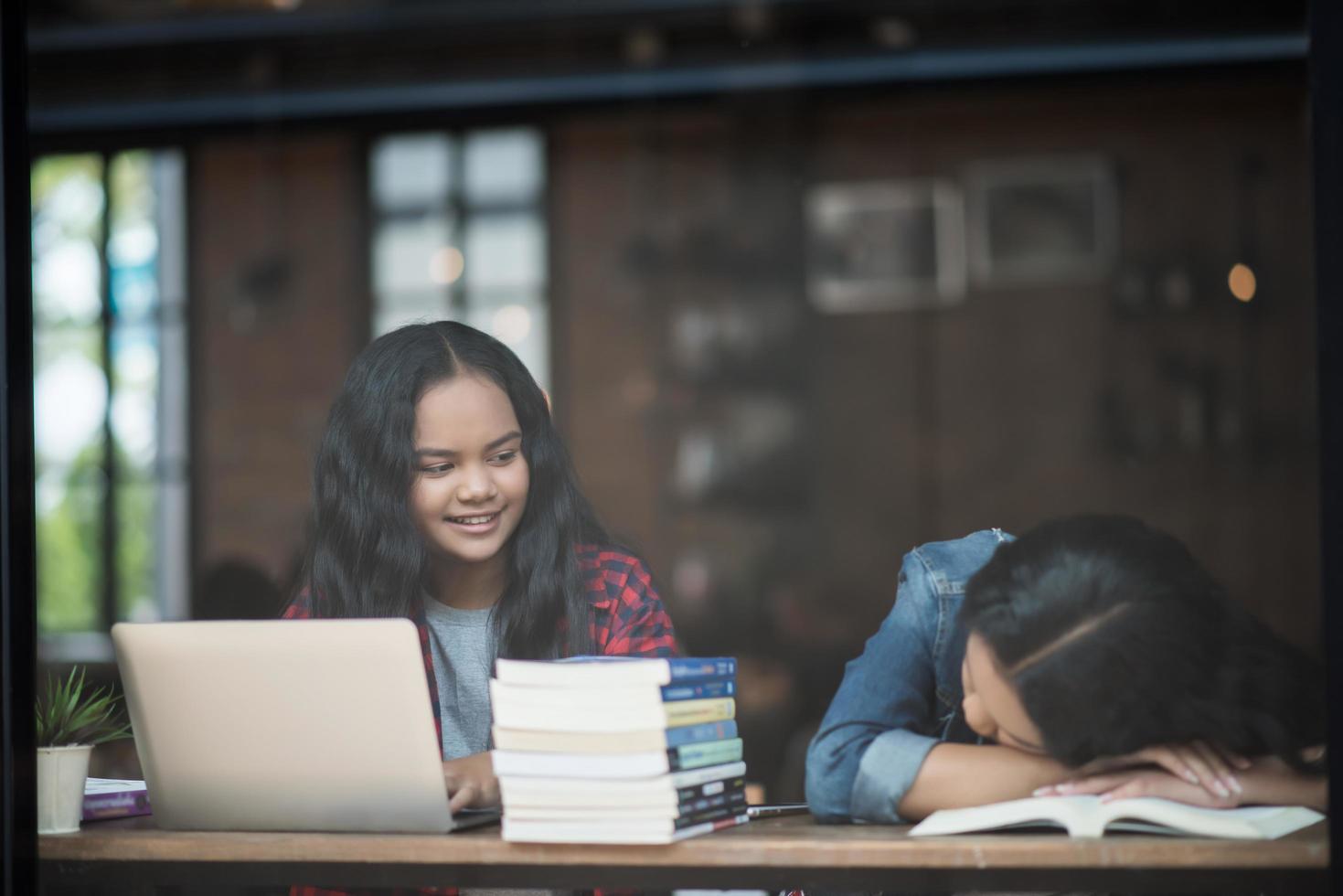 twee gelukkige studentenvrienden in een café foto