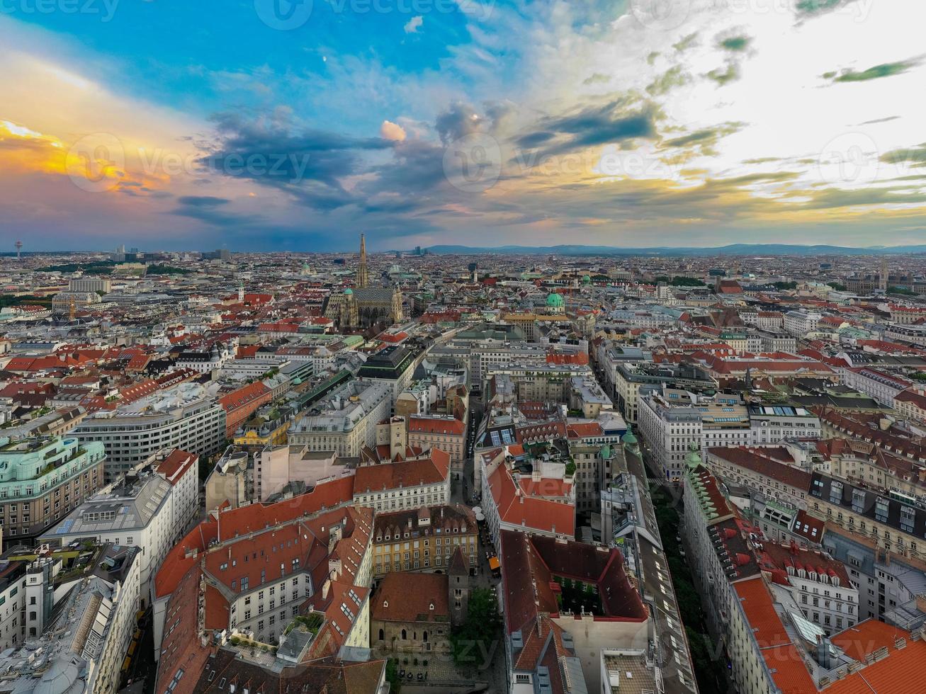 Wenen, Oostenrijk - jul 18, 2021, visie van de Wenen horizon met st. stephen's kathedraal Wenen, Oostenrijk foto