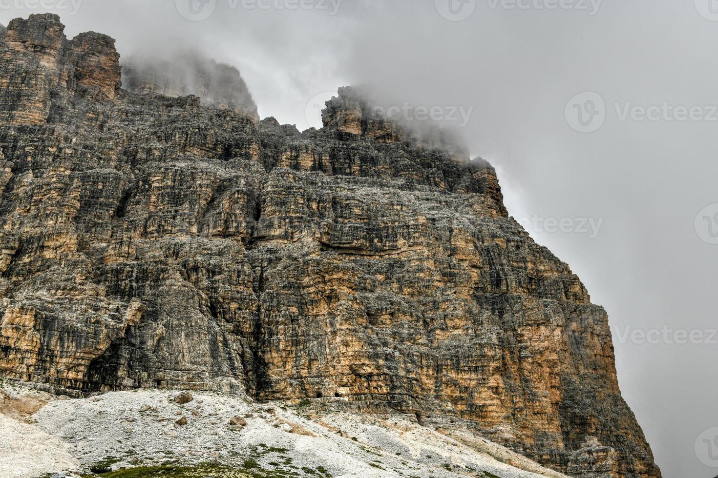 berg landschap omgeving tre cime park in Italië Aan een mistig, bewolkt, zomer, dag. foto