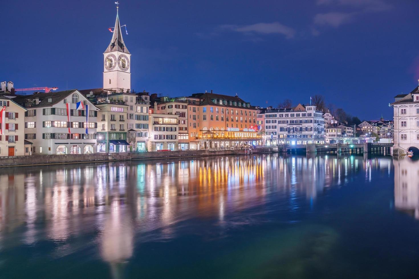 panoramisch uitzicht op het historische stadscentrum van Zürich foto