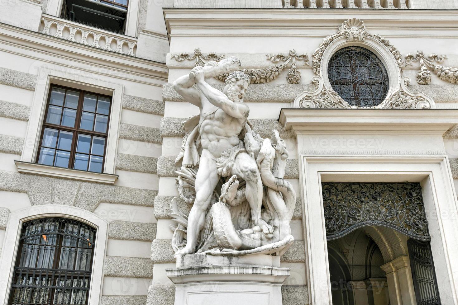 heracles en de lernaean hydra door Edmund hofmann 1847 - 1930 Bij hofburg. mikhailovsky vleugel in michaelerplatz plein st. michael's plein in Wenen, Oostenrijk. foto