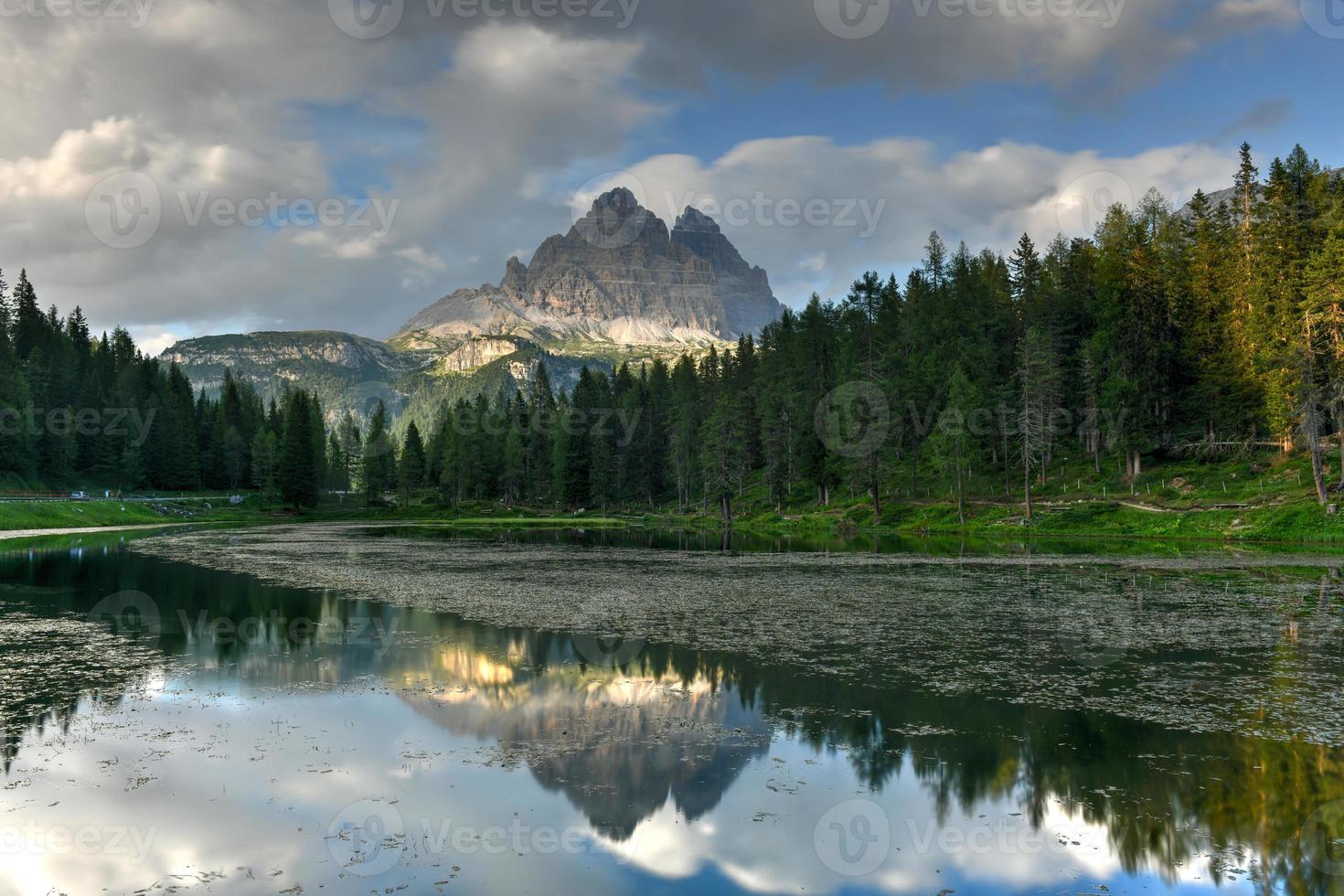 zomer visie van meer antorno lago di antorno gelegen in dolomieten Oppervlakte, belluno provincie, Italië. meer antorno, drie pieken van wassen, meer antorno en tre cime di wassen, dolomieten, Italië. foto