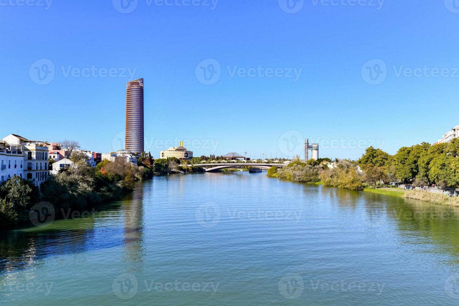 Sevilla toren wolkenkrabber of torre Sevilla met panoramisch visie, is de hoogste gebouw en een 5 sterren hotel in Andalusië en zevende hoogste in Spanje langs de kanaal van alfonso xiii. foto