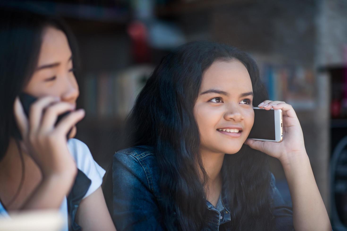 jonge vrouw die smartphone gebruikt en bekijkt foto